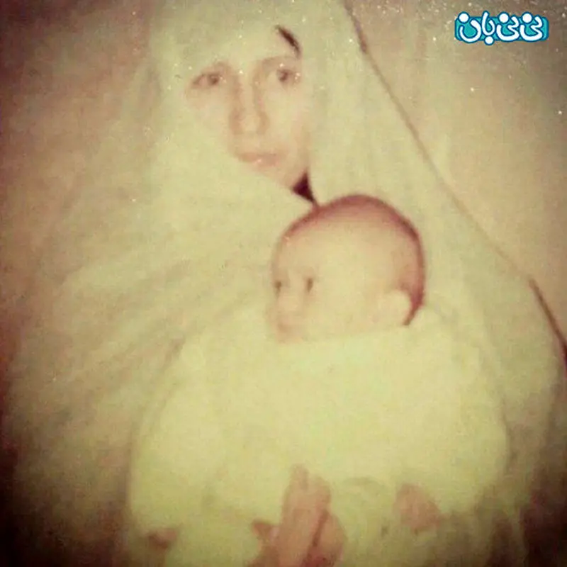 عکس کودکی مرتضی پاشایی، آغوش مادرش
