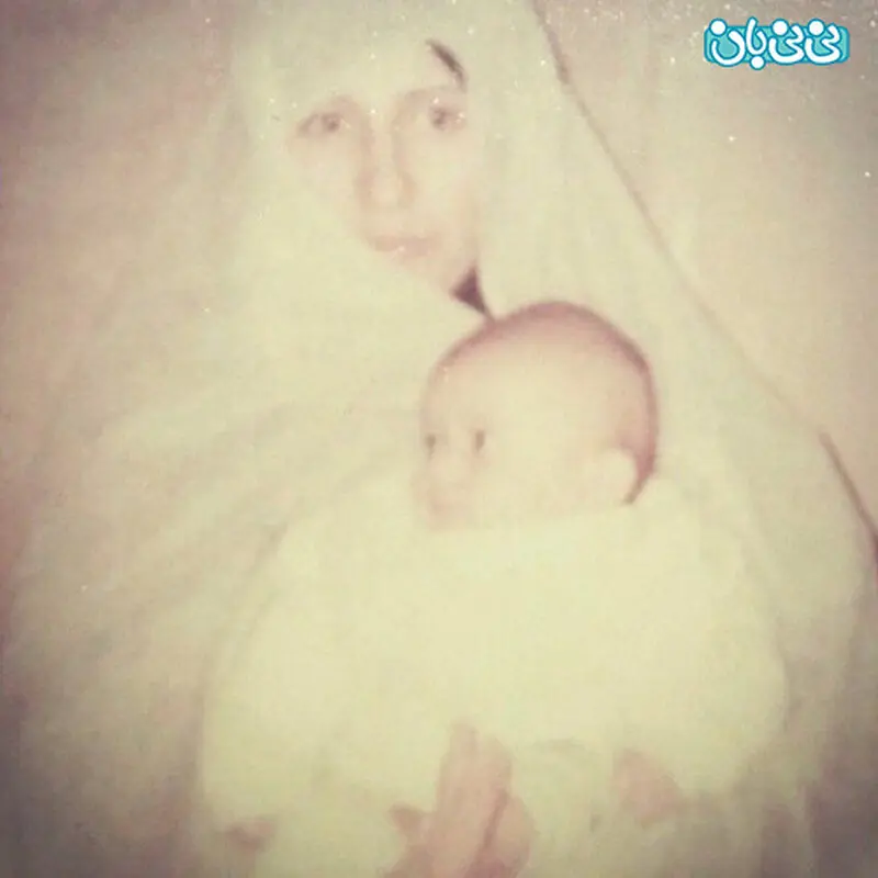 عکس کودکی مرتضی پاشایی، آغوش مادرش