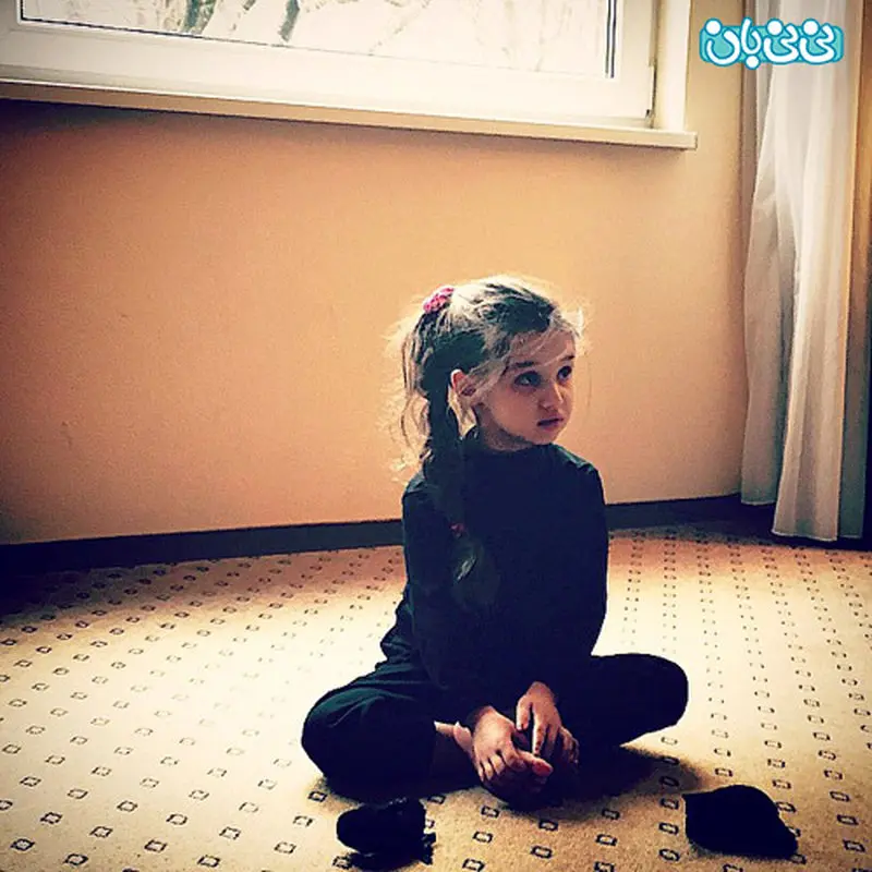 تصویر دختر بنیامین که روی زمین نشسته