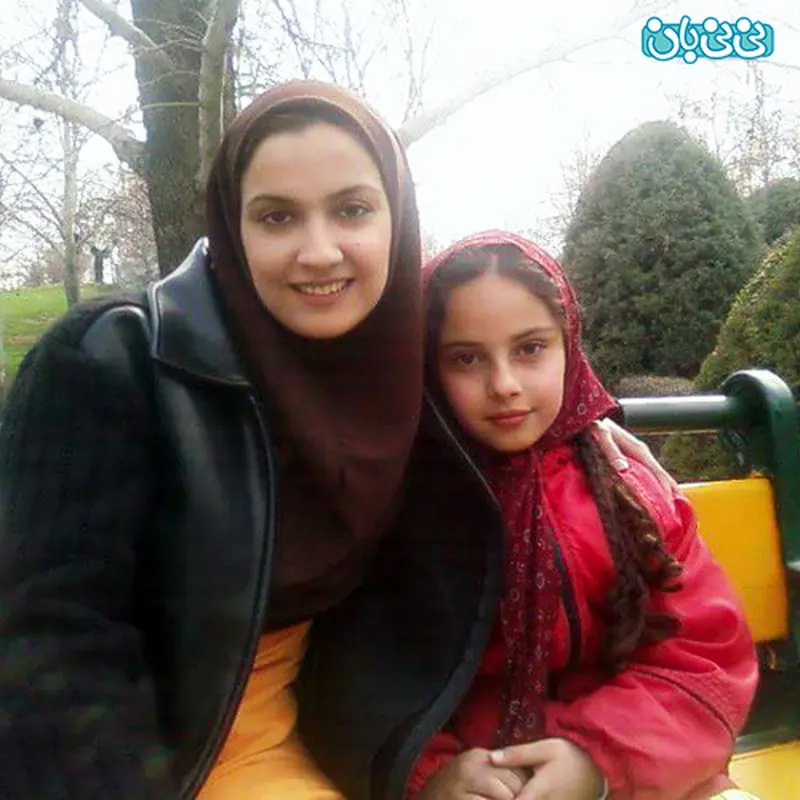 عکس کودکی ترلان پروانه، کنار خاله نرگس