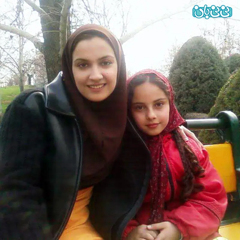عکس کودکی ترلان پروانه، کنار خاله نرگس