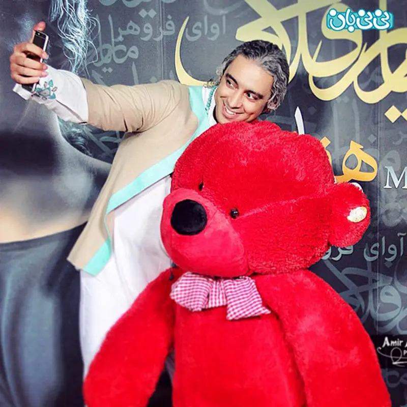 مازیار فلاحی خواننده، کنار هدیه دخترش سلفی گرفت