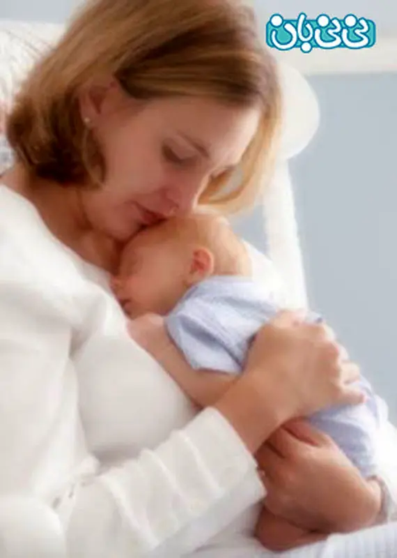 در آغوش گرفتن نوزاد