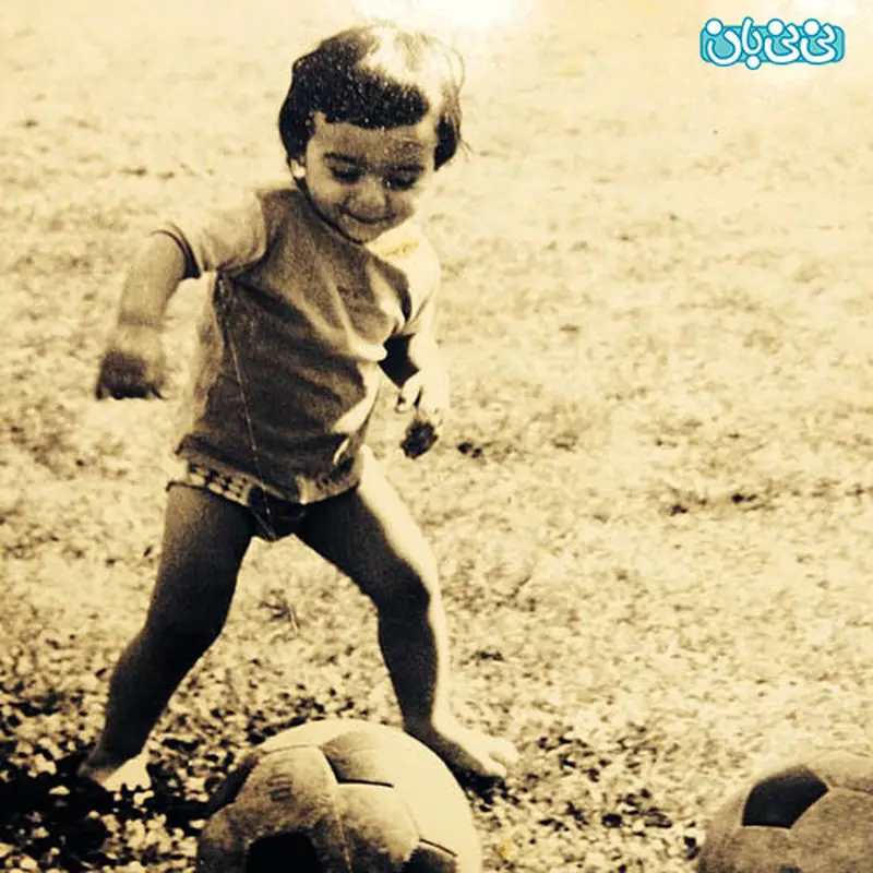 عکس آتیلا حجازی، یک ساله در کنار پدرش