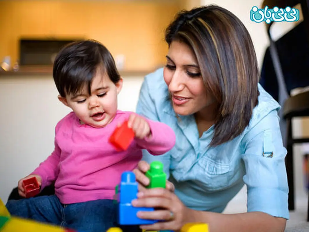 بازی با کودک نوپا، وقتی در حالت خوابیده است