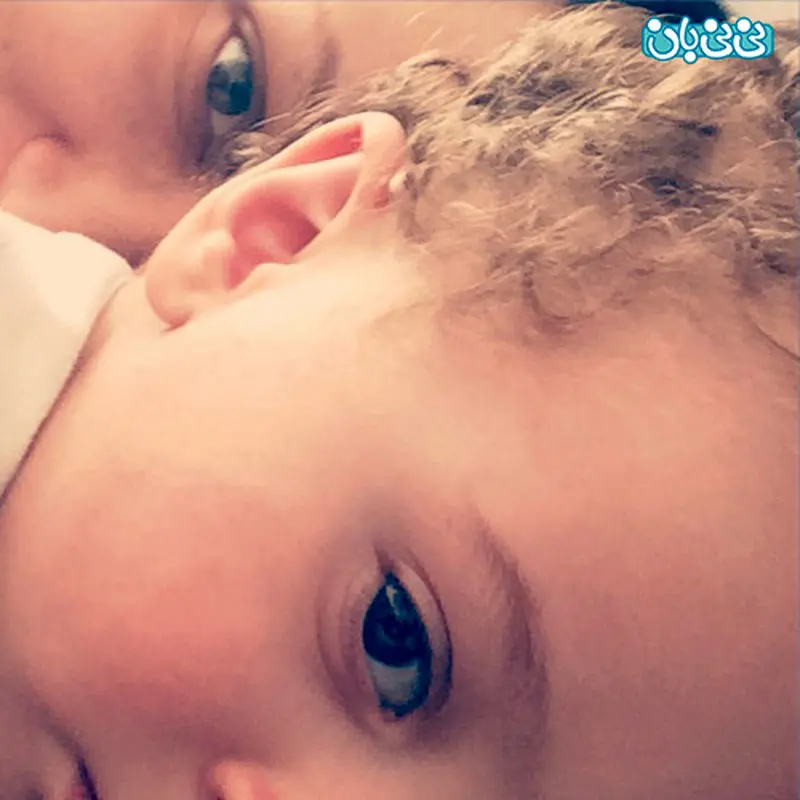 عکس روناک یونسی و پسرش، چشمانشان در یک قاب