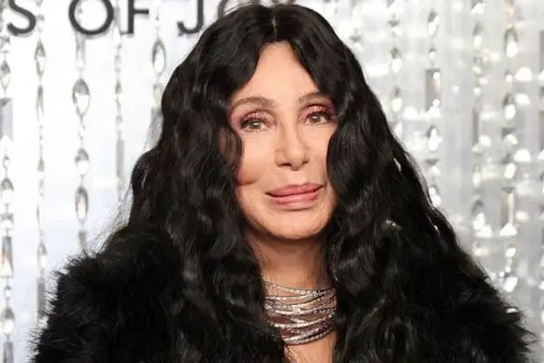 این خواننده سرشناس چگونه با پسر 40 سال کوچک تر از خودش رابطه عاطفی دارد؟!