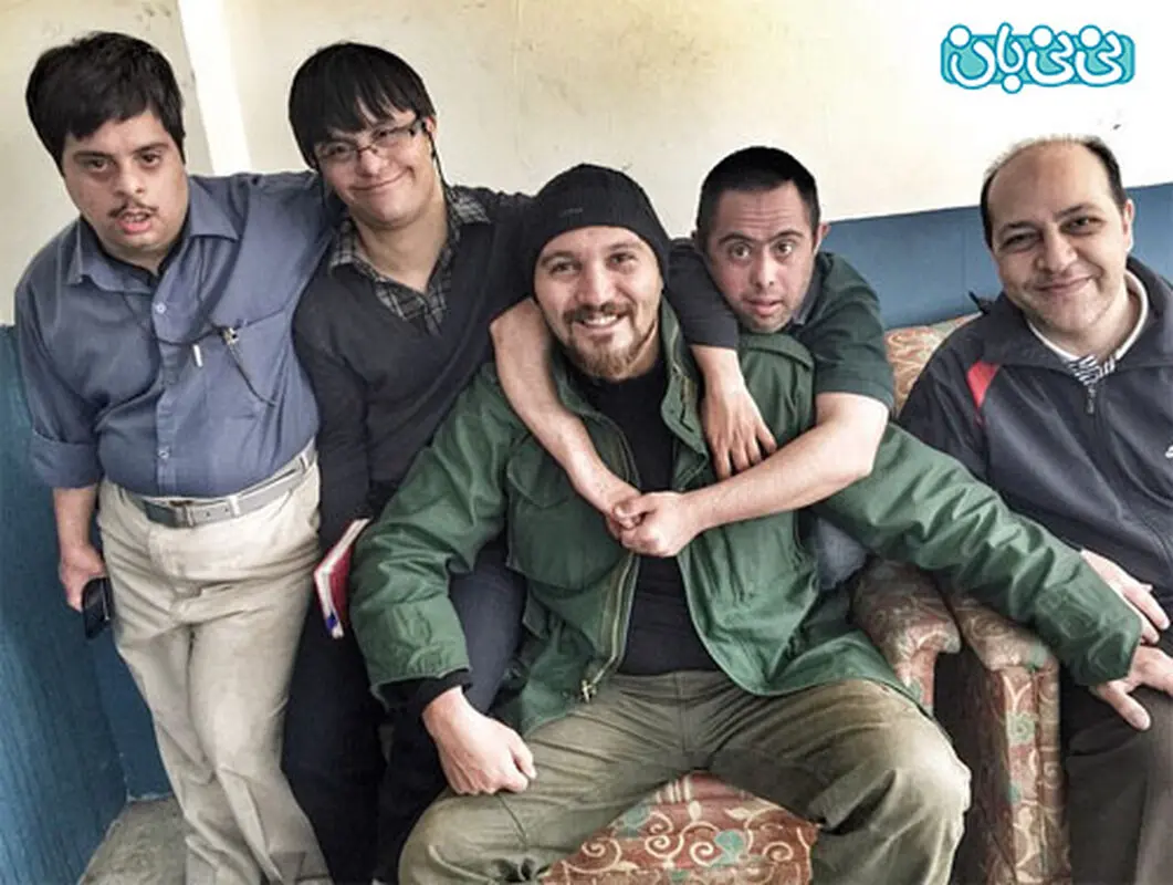 عکس کامبیز دیرباز، کنار دوستان باحالش