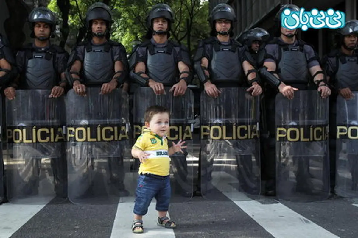 پسر بچه برزیلی، مقابل گارد ضدشورش