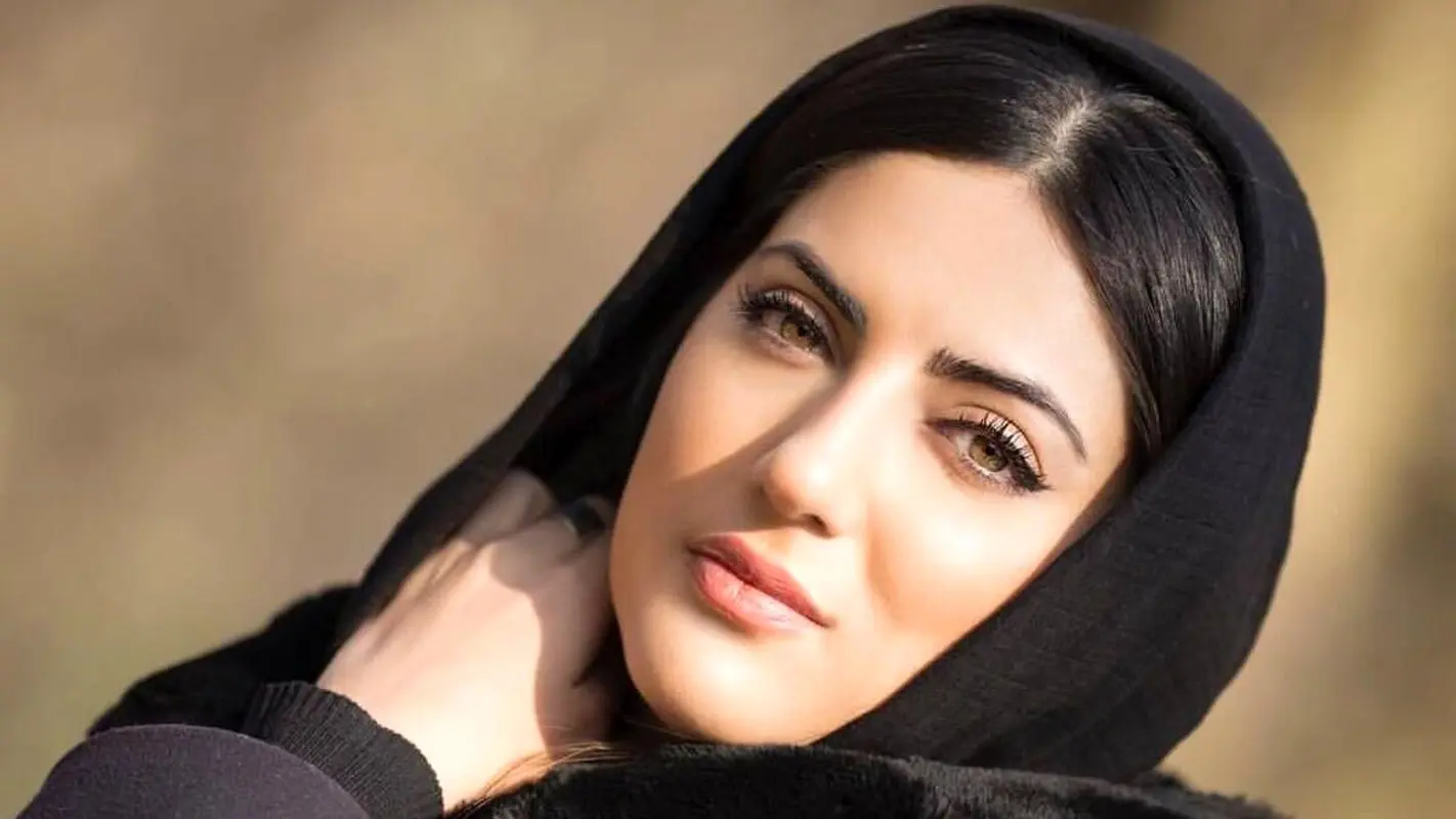 شیک‌ترین انتخاب! استایل منحصر به فرد هلیا امامی با دامن شلواری پلیسه برای اکران فیلم