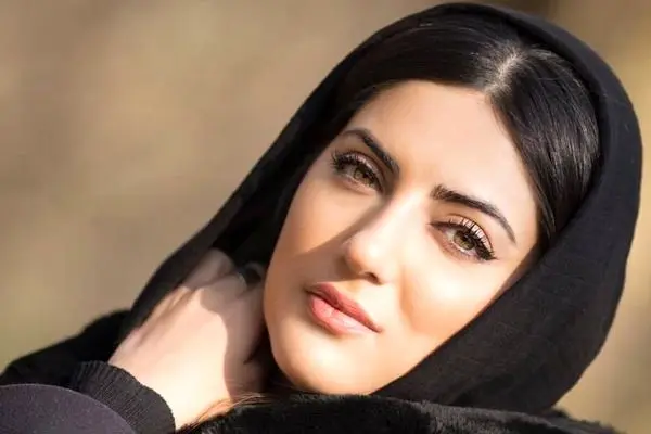 شیک‌ترین انتخاب! استایل منحصر به فرد هلیا امامی با دامن شلواری پلیسه برای اکران فیلم