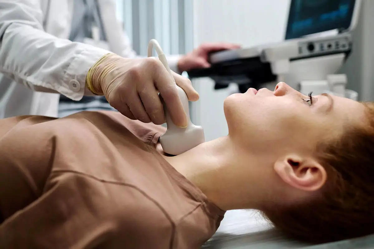 سونوگرافی تیروئید چیست و چه مشکلاتی را شناسایی می‌کند؟