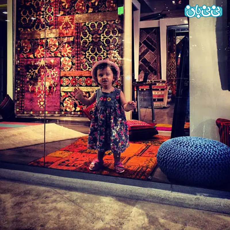 عکس دختر مهدی سلطانی، پشت ویترین فرش فروشی