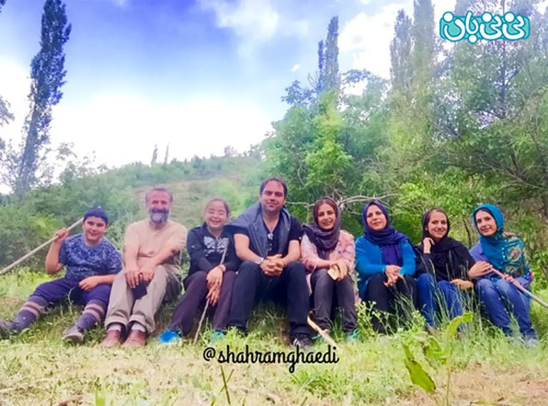عکس شهرام قائدی، همراه مهران رجبی با خانواده‌هایشان