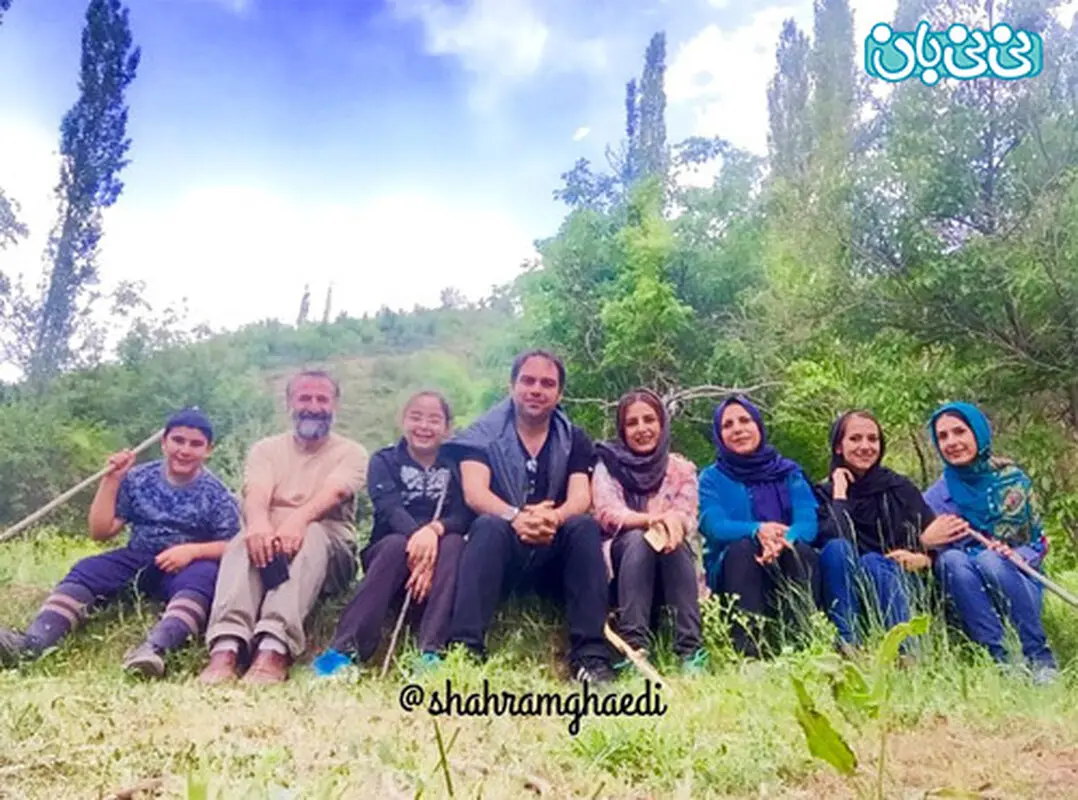 عکس شهرام قائدی، همراه مهران رجبی با خانواده‌هایشان