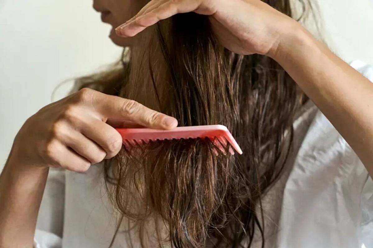 به این دلایل به موهای خیس خود شانه و برس نزنید