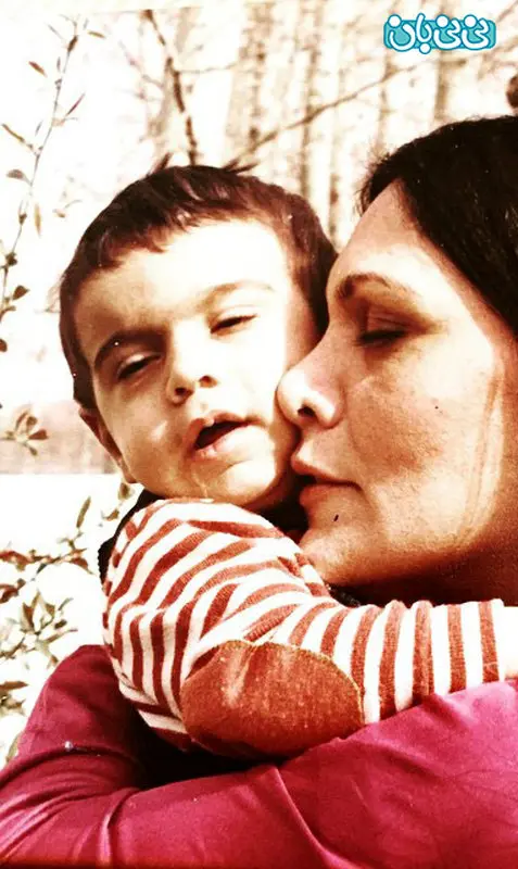 عکس پولاد کیمیایی، وقتی در آغوش مادرش بود