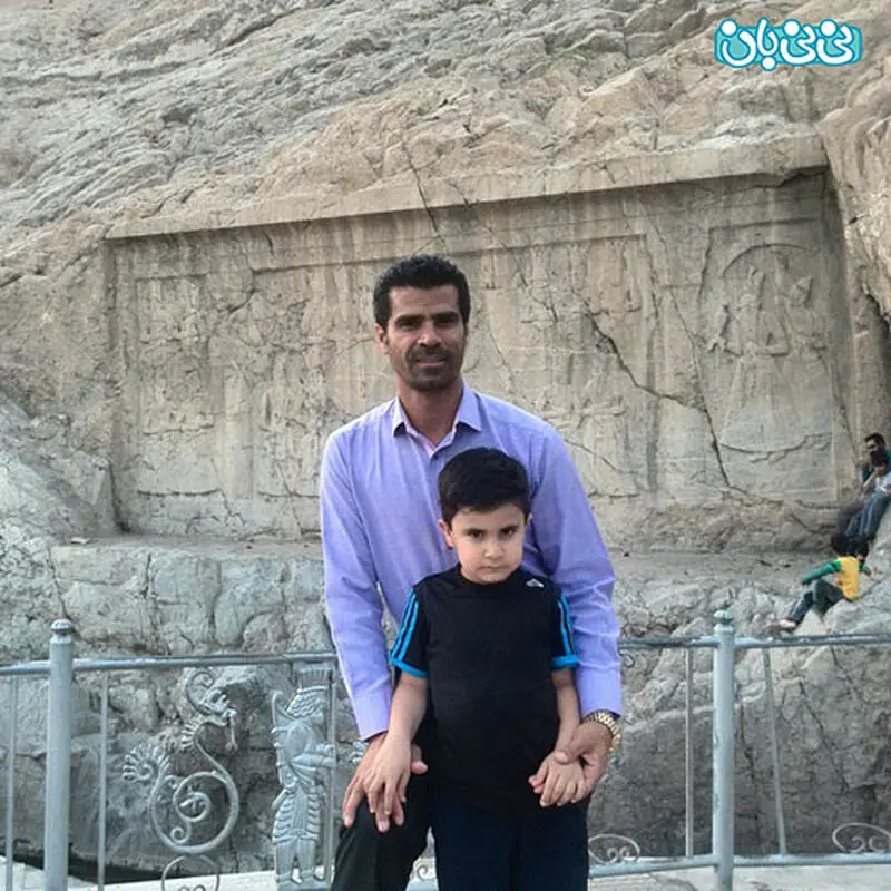 عکس پسر هادی ساعی، کنار پدرش