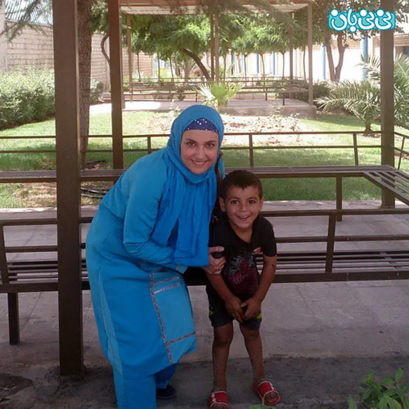 خاله نرگس رنگین کمان، کنار کودک کار