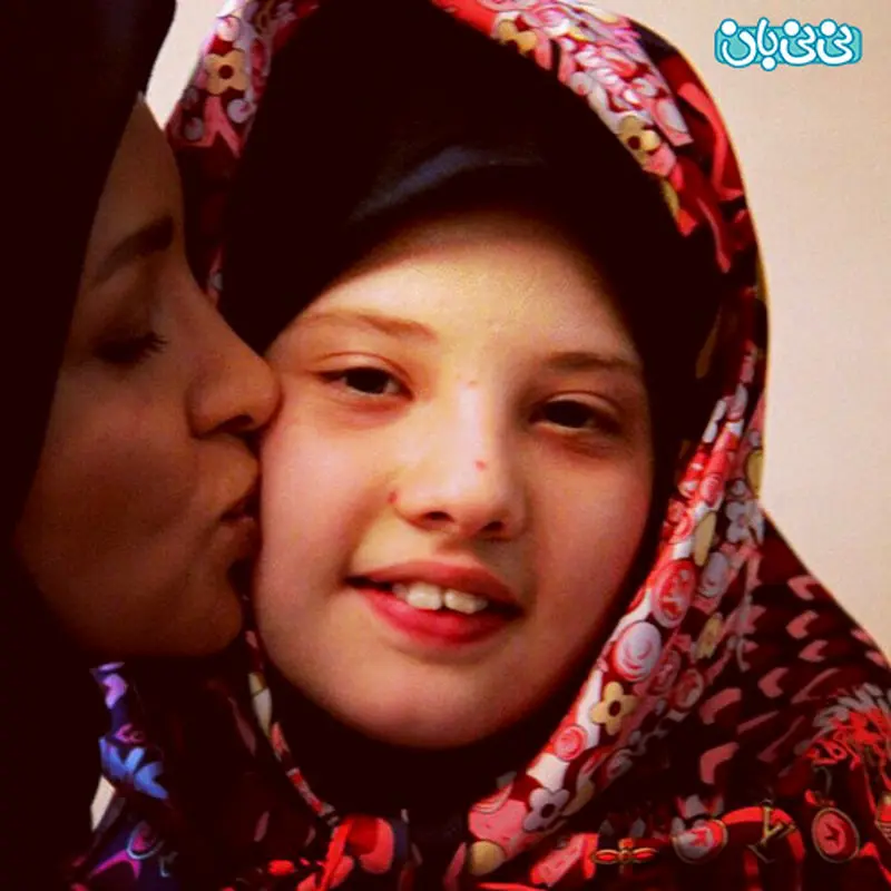 عکس روناک یونسی، کنار مبینا