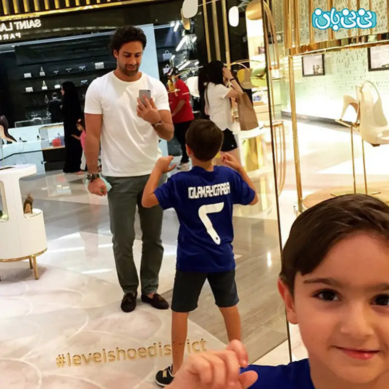 عکس فرهاد مجیدی، همراه پسرش در یک سلفی آینه ای