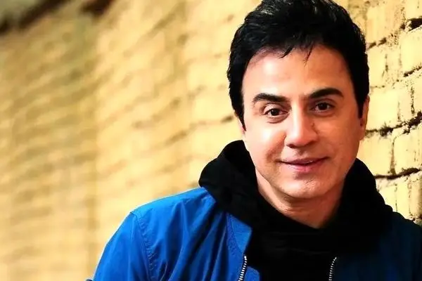 لحظه ناب عبادت داریوش فرضیایی؛ نماز خواندن عمو پورنگ روی سجاده سبز معروف + عکس