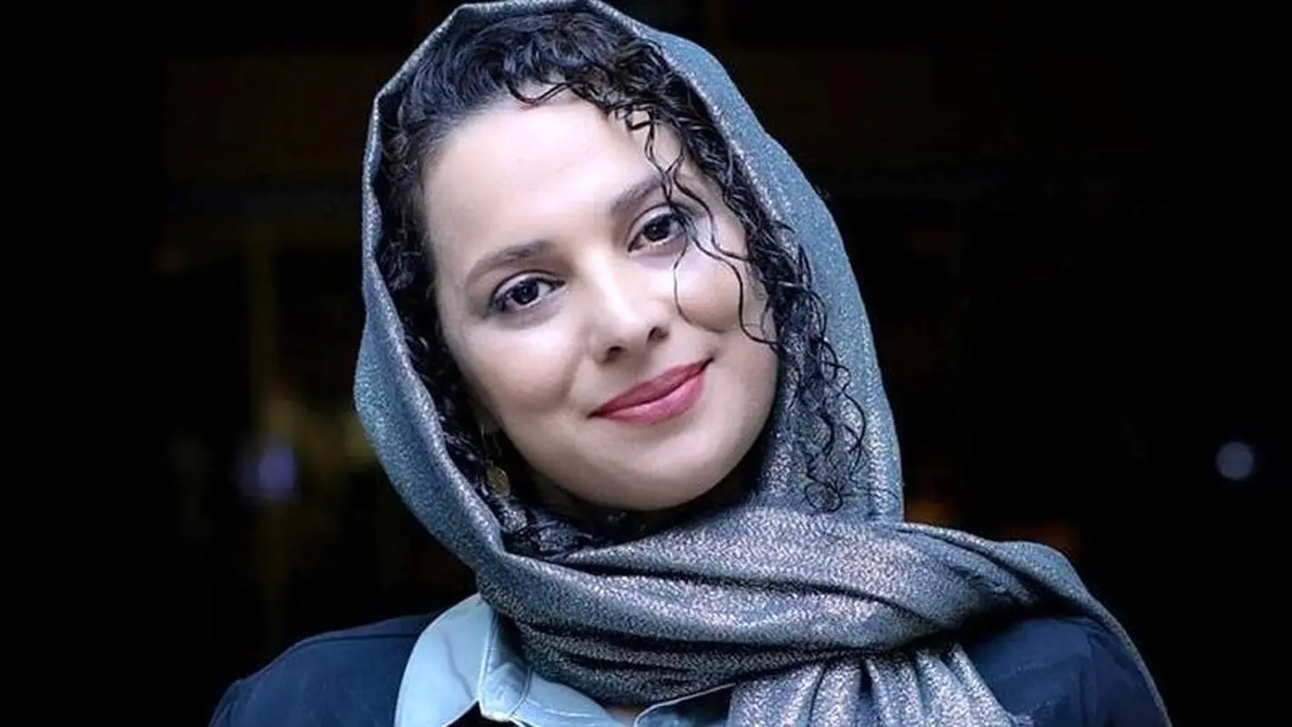 ظاهری جذاب و اصیل از روشنک عجمیان در یک کافه شیک