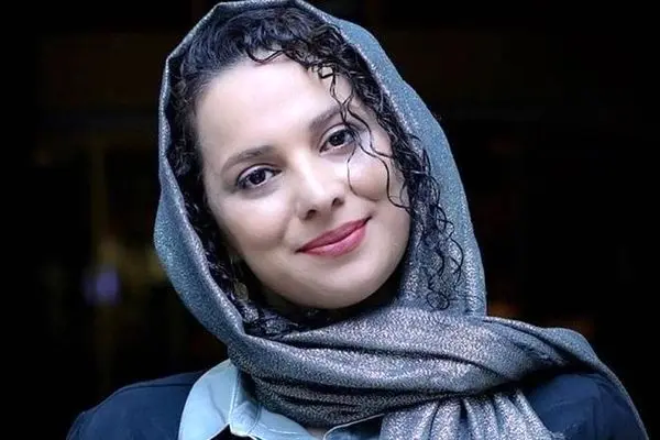 ظاهری جذاب و اصیل از روشنک عجمیان در یک کافه شیک