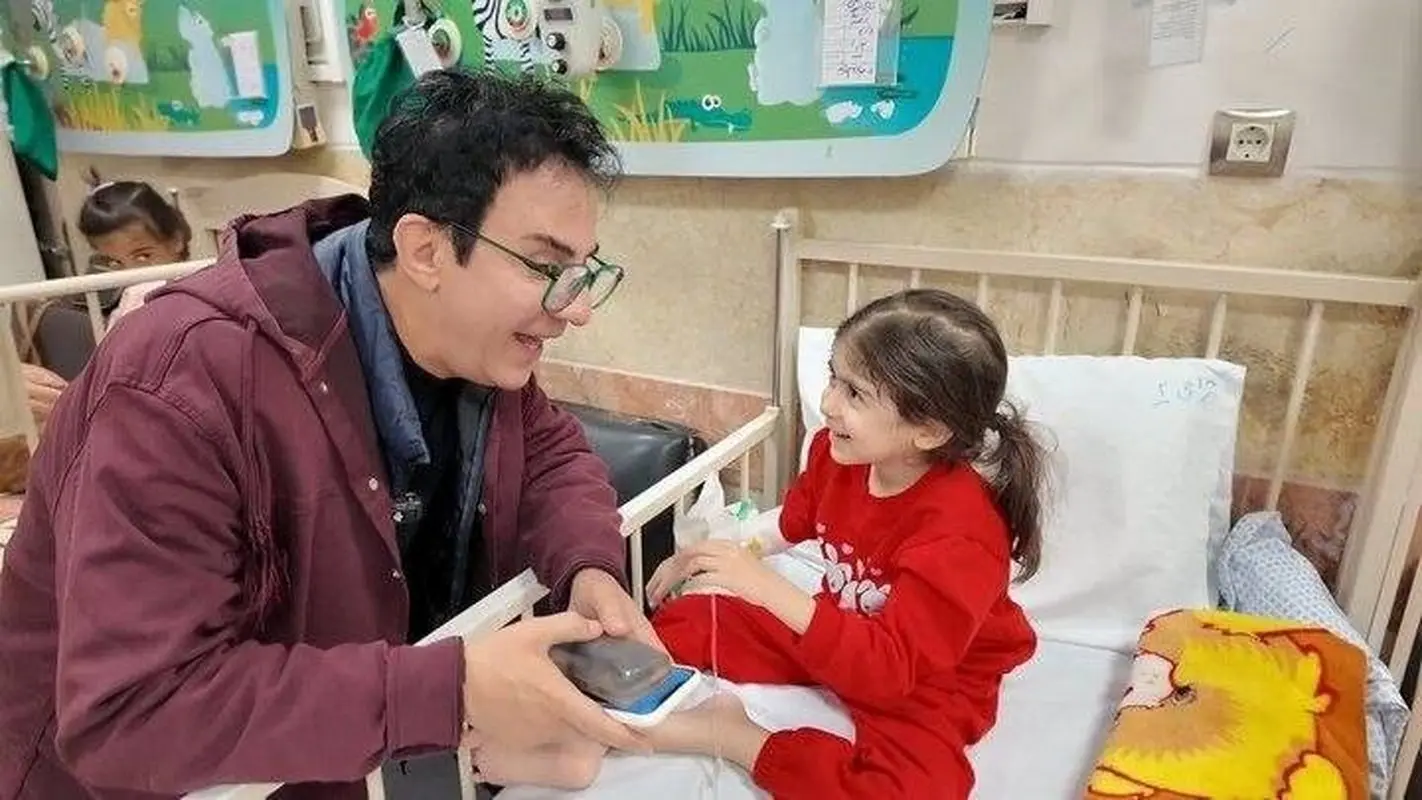 دیدار عمو پورنگ با کودکان بیمار و مجروح در جنگ