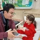 دیدار عمو پورنگ با کودکان بیمار و مجروح در جنگ