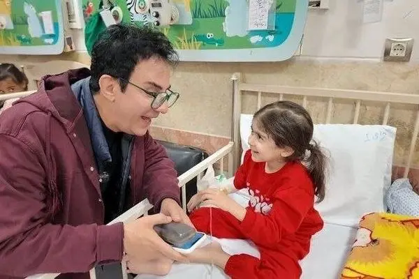 دیدار عمو پورنگ با کودکان بیمار و مجروح در جنگ