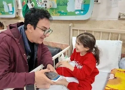 دیدار عمو پورنگ با کودکان بیمار و مجروح در جنگ