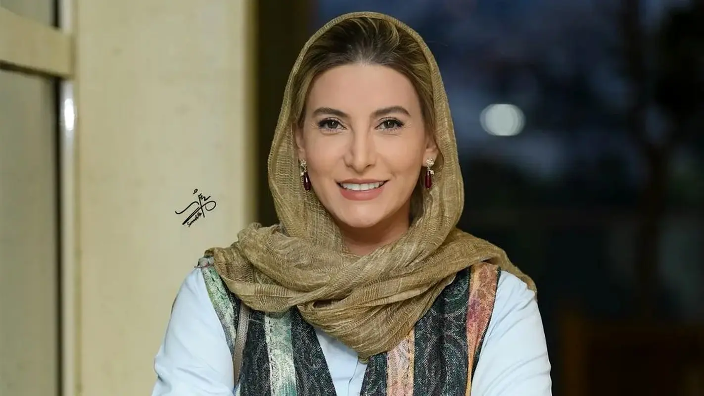 حاشیه جدید خانم بازیگر آئودی سوار با چادر گل گلی مامان بزرگا/ فریبا بی دغدغه و پولدار !