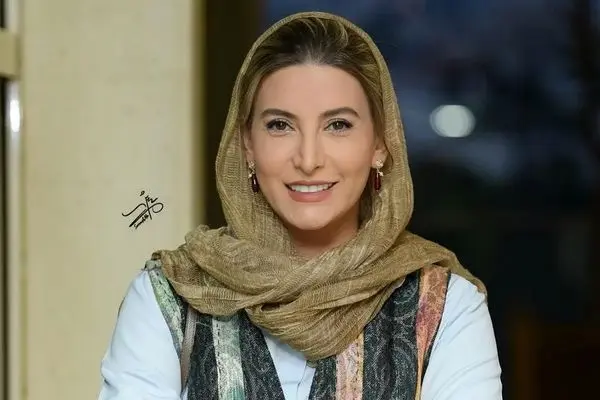 حاشیه جدید خانم بازیگر آئودی سوار با چادر گل گلی مامان بزرگا/ فریبا بی دغدغه و پولدار !