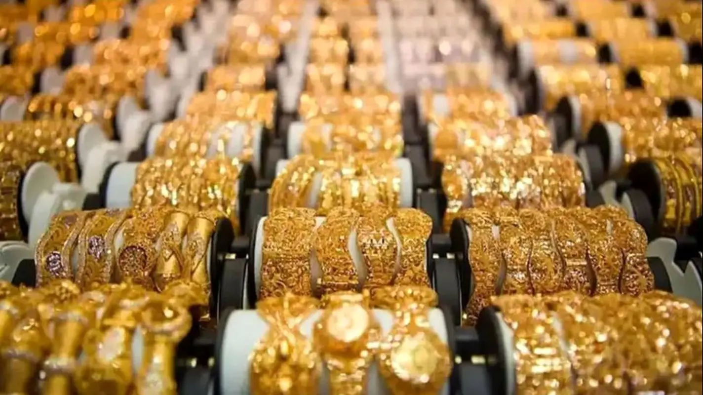 فوتبالیست مشهور طلافروشی می زند