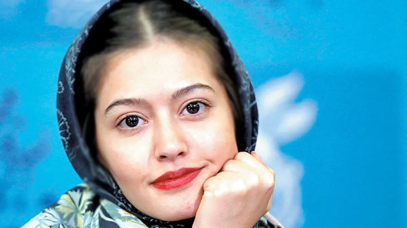 استایل خیره‌کننده پردیس احمدیه با مانتوی خاص در اکران فیلم جدیدش! (عکس)