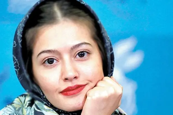 استایل خیره‌کننده پردیس احمدیه با مانتوی خاص در اکران فیلم جدیدش! (عکس)