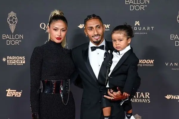 همسر رافینیا فیفا را شست و کنار گذاشت / پس شوهر من چی؟! (عکس)