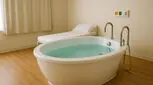 زایمان در آب ـ ۵ مزیت و معایب + معرفی بهترین دکترها و بیمارستان‌های تهران