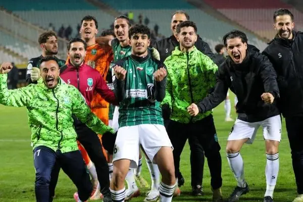 ماجرای بنرهای جنجالی در خرم آباد که حسابی سر و صدا کرد (تصاویر)