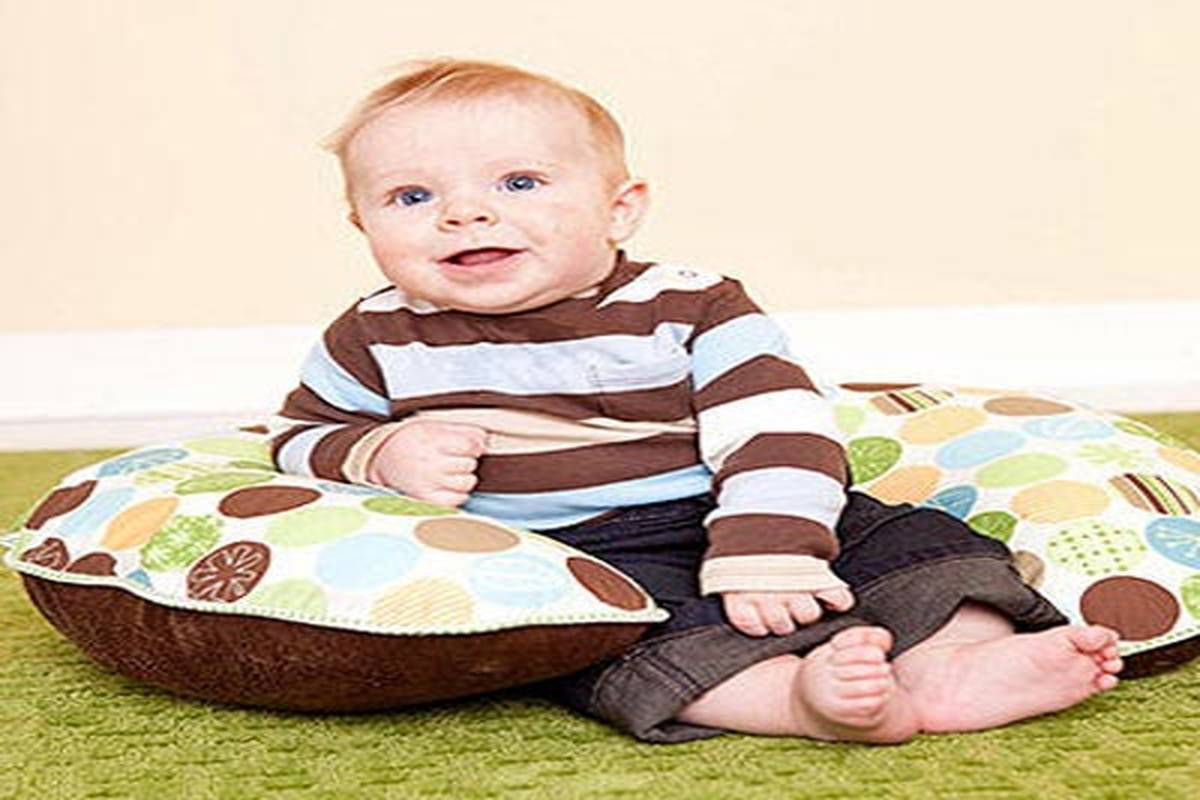 چگونه به کودک کمک کنیم بنشیند؟ (ویدئو)