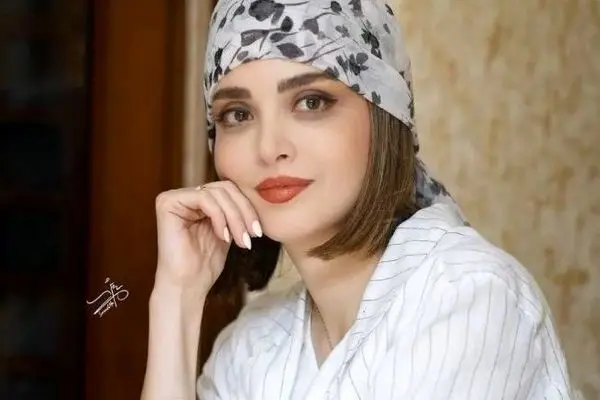 زیبایی دلبرانه بهنوش طباطبایی بعد از طلاق مهدی پاکدل / موی بلوند با پالتو میلیونی !