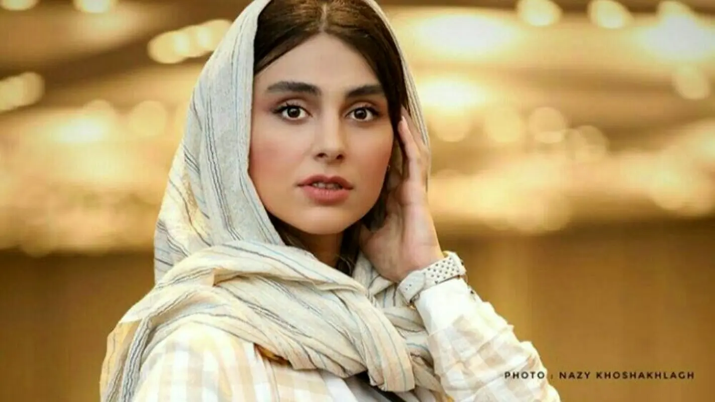 تصاویر لو رفته از موتورسواری لاله مرزبان در شلوغی شهر!