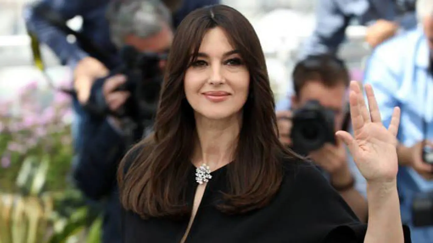 عکس خیره کننده مونیکا بلوچی در 61 سالگی/ تیپ پسرکش او در مجله مد و فشن