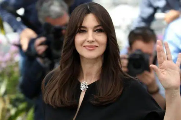 عکس خیره کننده مونیکا بلوچی در 61 سالگی/ تیپ پسرکش او در مجله مد و فشن