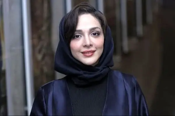 المیرا دهقانی با تیپ جذاب و خوش‌استایل در جشن امضای کتاب!