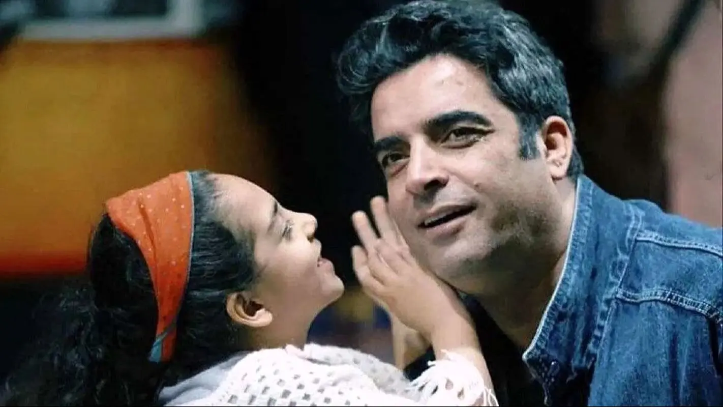 برف بازی منوچهر هادی و دخترش با پس‌زمینه خانه اعیانی / ماشالا به این همه ثروت ! 