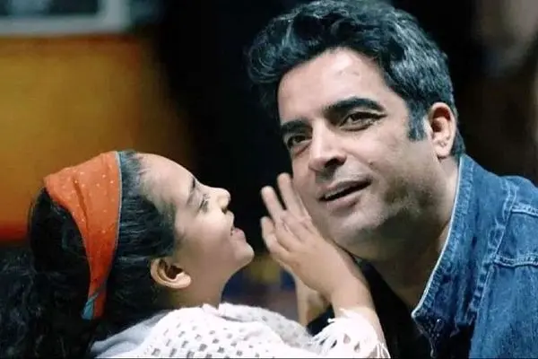 برف بازی منوچهر هادی و دخترش با پس‌زمینه خانه اعیانی / ماشالا به این همه ثروت ! 