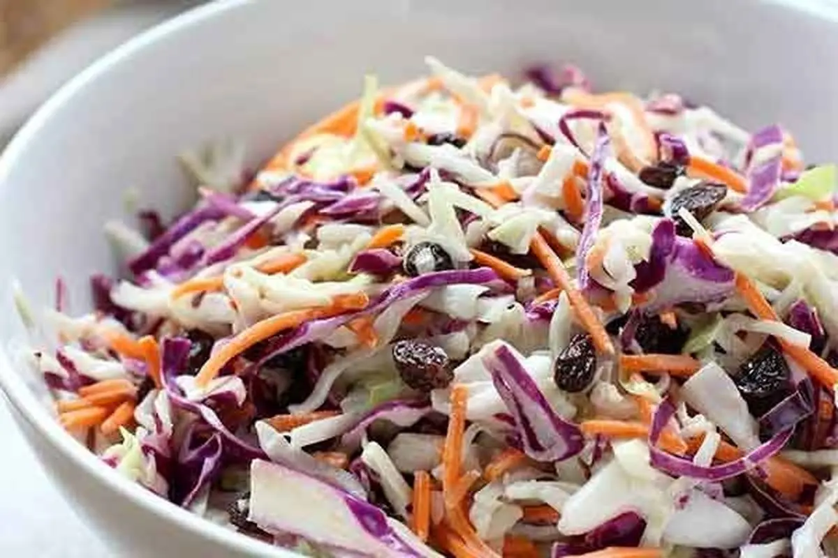 سالاد کلم و کشمش، یک سالاد مهمان پسند و فوری/ یک پیشنهاد  برای خانم ها