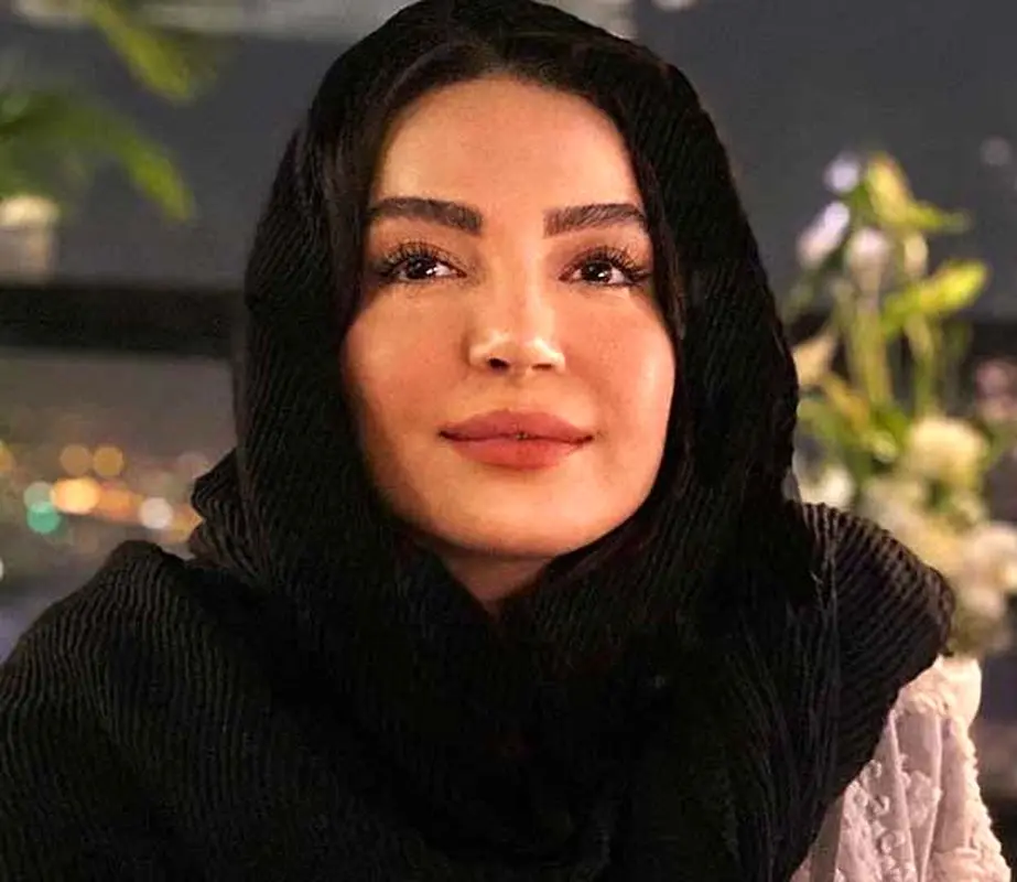 عکس های لو رفته از خانم بازیگر ایرانی در کافی شاپ